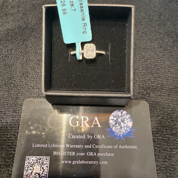 BRAND NEW Moissanite Ring size 7 sterling silver - Picture 2 of 9